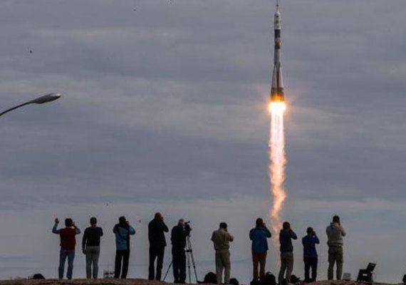 Nave tripulada russa é lançada à Estação Espacial Internacional