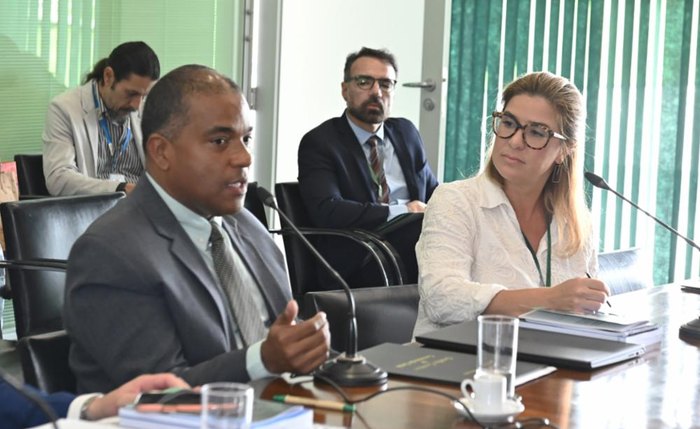 Clayton Santos apresenta na Câmara proposta de programa de capacitação em comunicação