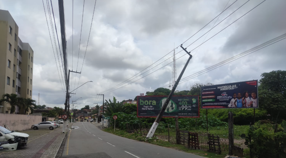 Carro perde controle e colide contra poste de energia em Aracaju