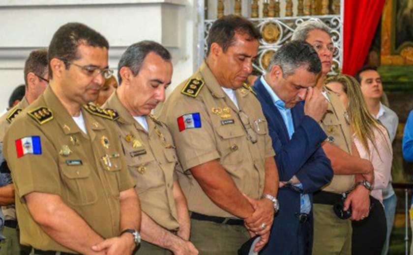 Emoção marca missa em memória de militares de acidente aéreo em Maceió