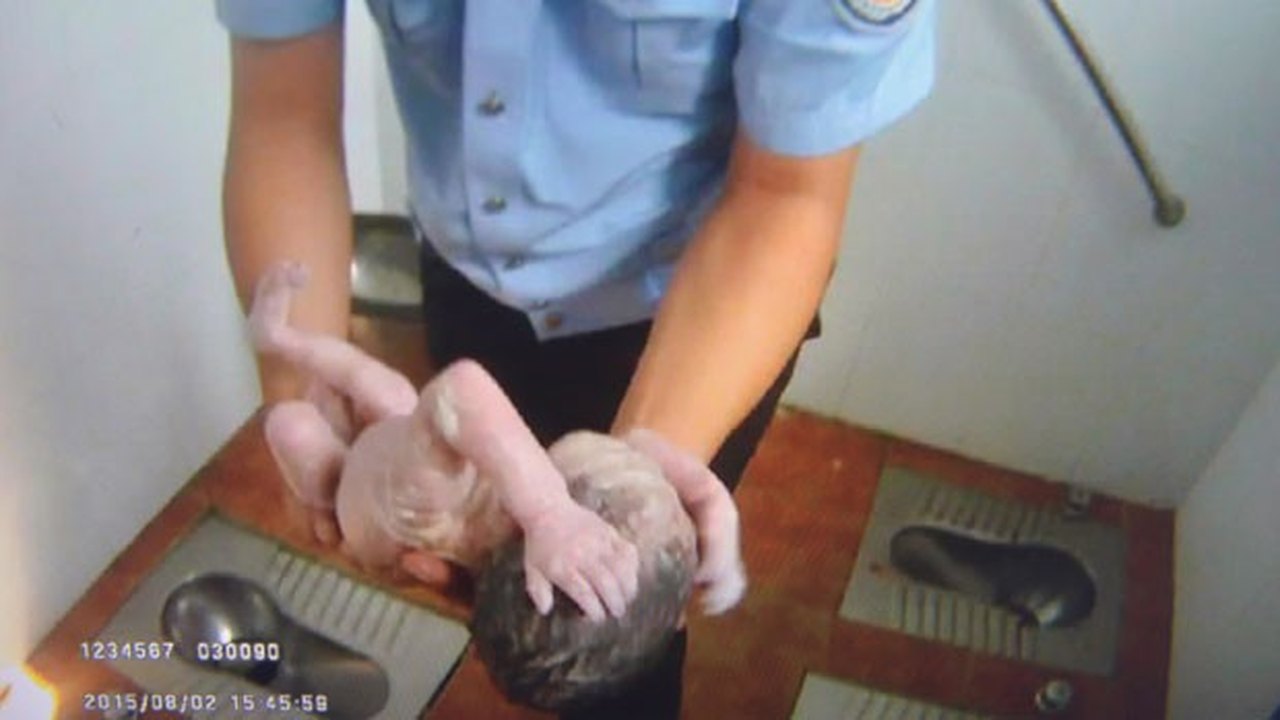 Bebê recém-nascido é abandonado em banheiro público na China