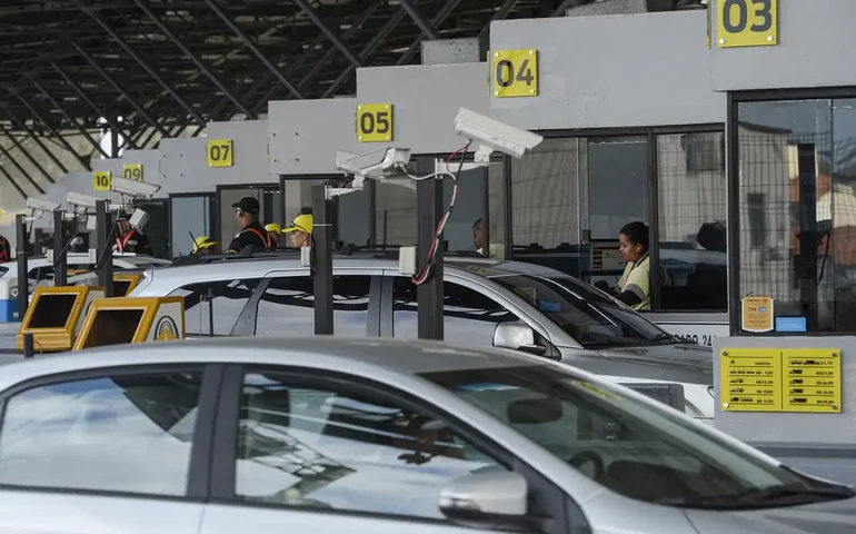 Grupo armado invade C de São Paulo