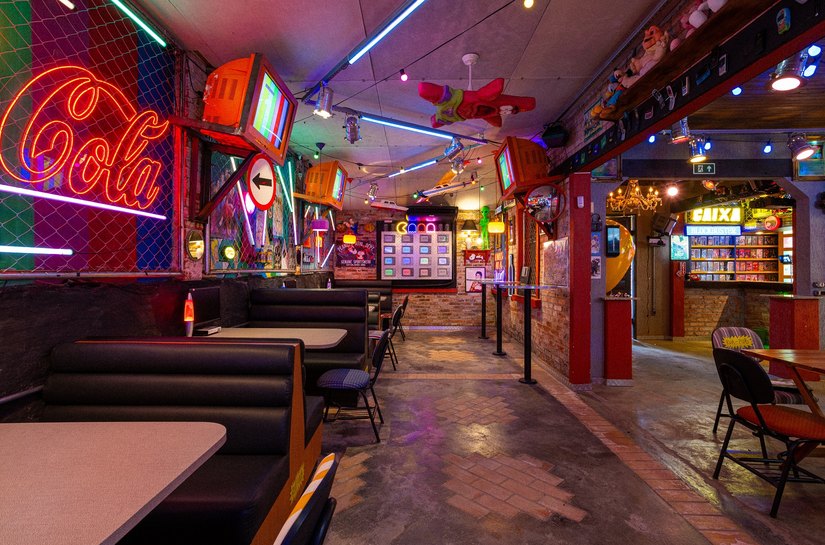 Curitiba ganha bar nostálgico dos anos 90 e 2000 com karaokê, DJs e drinks autorais
