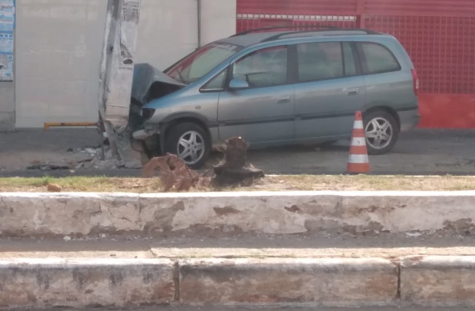motorista colide poste