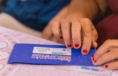 No Dia Mundial do Braile, Saúde reforça inclusão com cartão de vacinação em braile