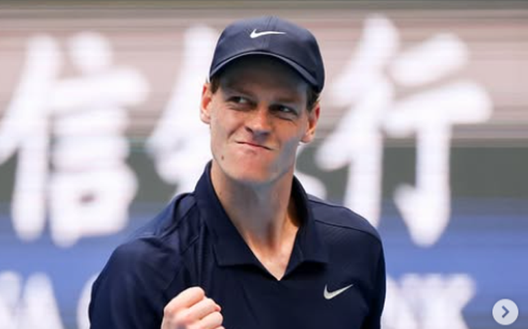 Sinner sofre com cãibras na coxa direita e se retira do jogo contra 31º do mundo em Xangai