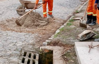 Conjunto Aprígio Vilela recebe manutenção na rede de drenagem