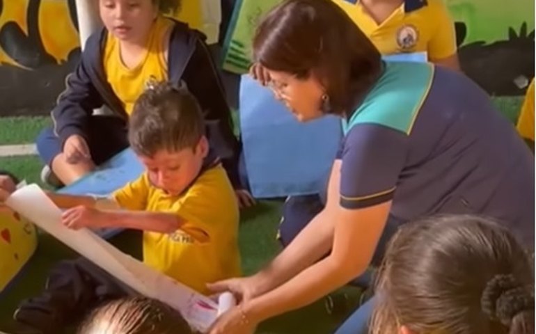 Menino Gui reencontra amigos e professores na escola após receber alta do hospital