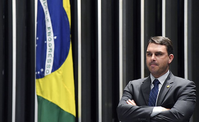 Senador Flávio Bolsonaro abandona plenário no momento em que Calheiros critica o presidente