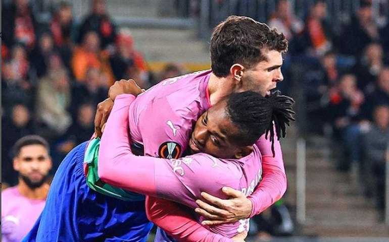 Milan aproveita expulsão e bate Slavia na Liga Europa; Paquetá faz e West Ham avança