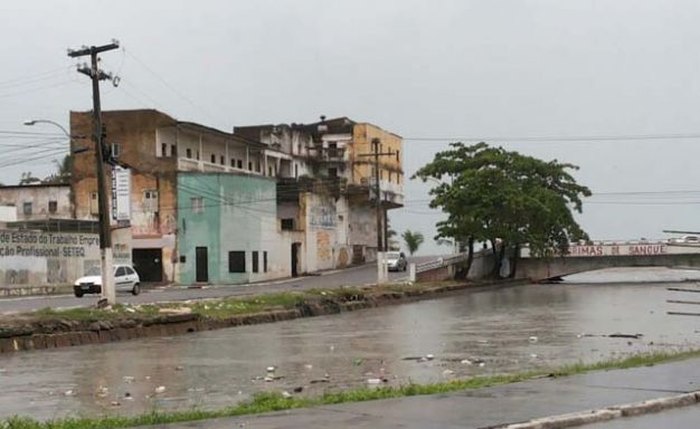 Chuva que cai desde a madrugada deixa bairros de Maceió ilhados