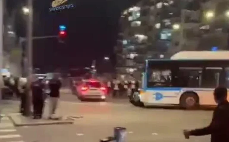 Ônibus atropela judeus ultraortodoxos durante protesto em Jerusalém
