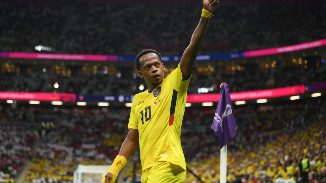 Valencia brilha e Equador bate Catar, 1º anfitrião a perder em estreia de Copas