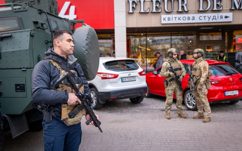 Polícia ucraniana atira e mata pistoleiro que matou pelo menos 6 e fez reféns em supermercado