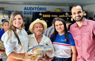 Prefeita Marcela entrega cestas básicas a alunos do EJA e 100 óculos a alunos de Novo Lino