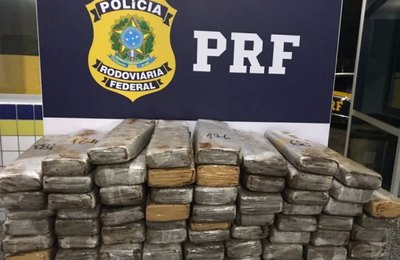 PRF prende em Alagoas passageiro com 50kg de maconha em ônibus