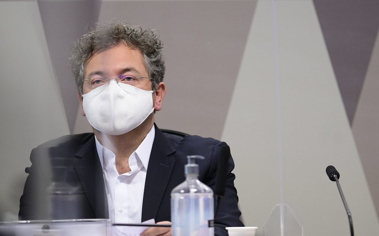 Maximiano corrige informação, apontada como mentira por senador, sobre locação