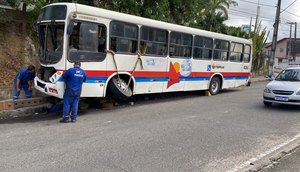 Ônibus quebra, perde controle e bate no muro de clínica em Aracaju / Foto: Foto: Antônio Cardoso/TV Atalaia