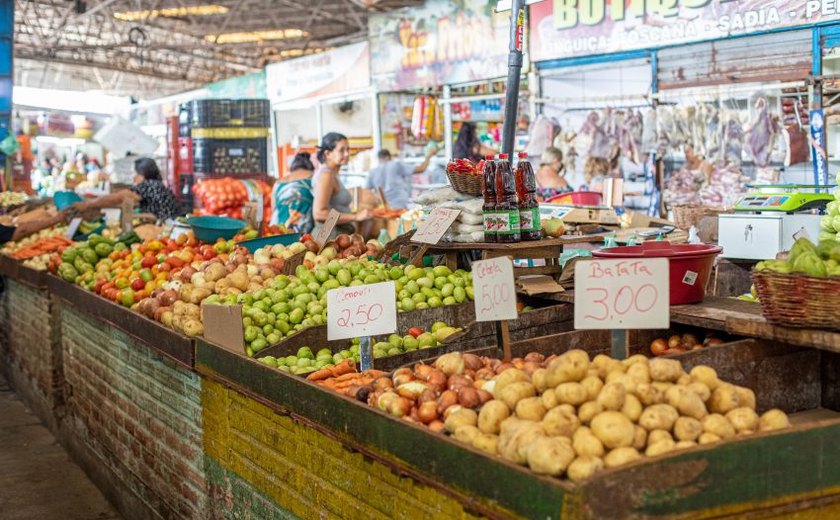 Maceioenses buscam preços mais acessíveis ao bolso nos mercados públicos e feiras da cidade