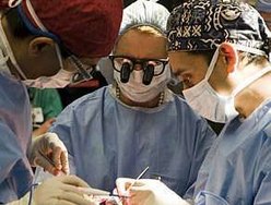 Cirurgiã Maria Siemionow realiza o transplante