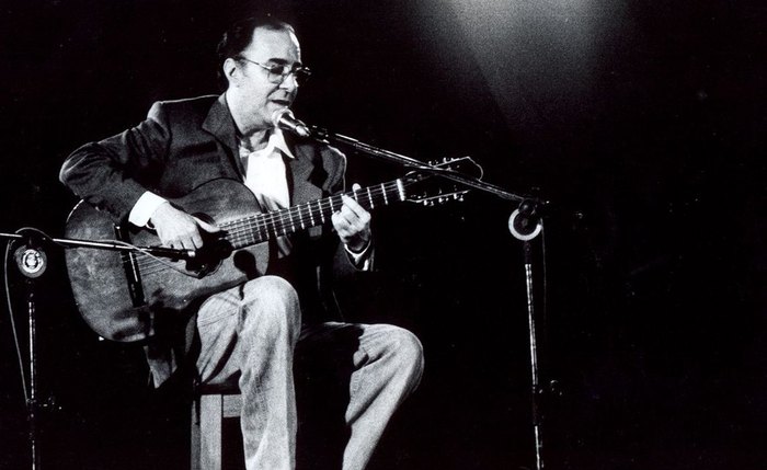 O artista, conhecido por sua reclusão e perfeccionismo, cimentou as bases da Bossa Nova com os discos Chega de Saudade (1959), O Amor, o Sorriso e a Flor (1960) e João Gilberto (1961)