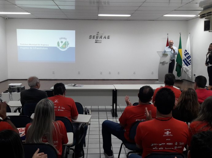 Teófilo reafirma investimento no projeto Centro Novo em reunião no Sebrae