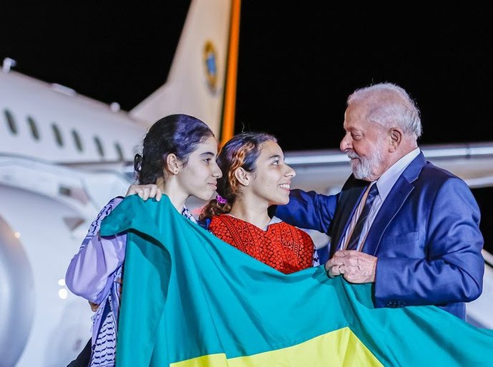 Presidente recebe 32 repatriados de Gaza na chegada a Brasília: