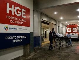 Mulher com 90% do corpo queimado após ataque do companheiro é transferida para UTI