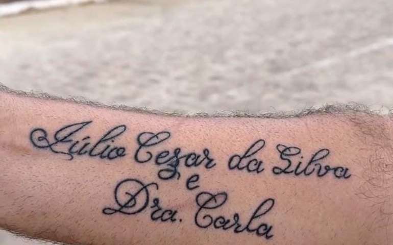 Pindaíba, o coveiro tatua na pele sua fidelidade ao Prefeito 'Imperador' de Palmeira