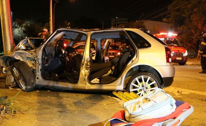 Carro bate em poste na Marginal Tietê e bebê de 4 meses morre