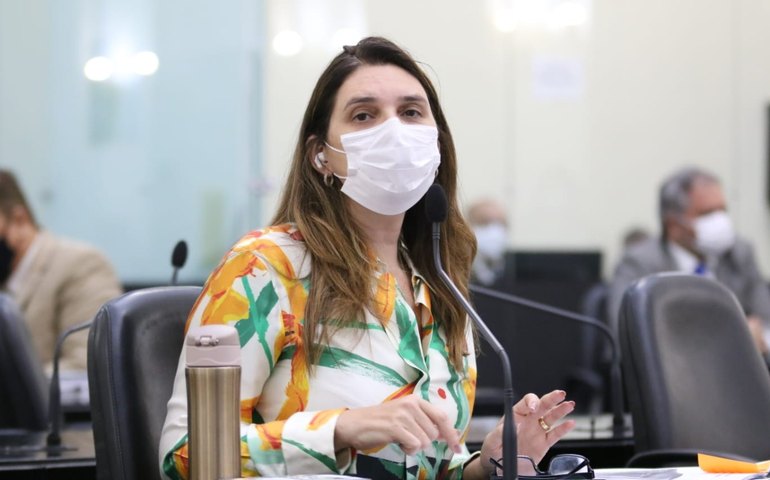 “A mulher é mais uma vez objeto de disputa de poder”, lamenta Jó, ao criticar local de vacinação de grávidas e puérperas