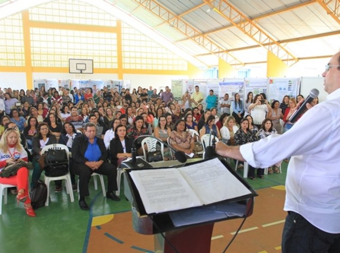 Educadores das redes municipais e estadual relatam avanços do 'Escola 10'