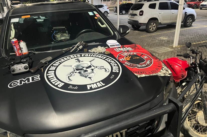 Dupla investigada pela morte de jovem jogador é encontrada em imóvel ocupado por facção em Maceió