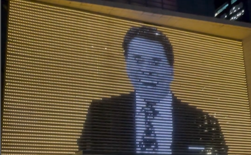 Silvio Santos: apresentador recebe homenagem em painel luminoso na Avenida Paulista