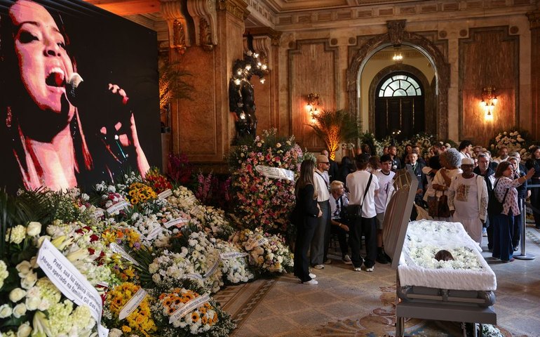 Fãs formam filas no Theatro Municipal para se despedir de Preta Gil