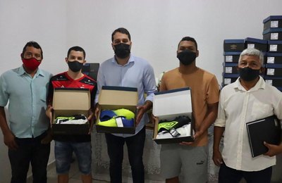 Prefeitura de Santana do Mundaú realiza entrega de uniformes e materiais esportivos 