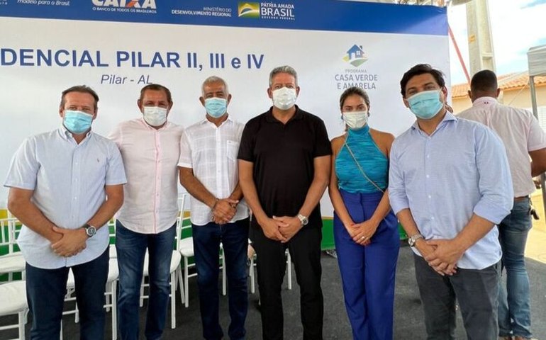 Ao lado de Arthur Lira, Rodrigo Valença acompanha entrega de residencial na cidade de Pilar