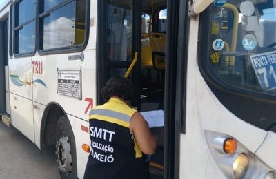 Fiscais vistoriam condições de ônibus coletivos nos terminais da capital