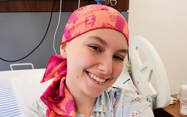 Isabel Veloso raspa o cabelo pela 6ª vez antes do transplante de medula