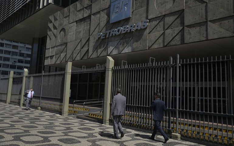 Petroleiros aprovam greve nacional a partir de segunda-feira