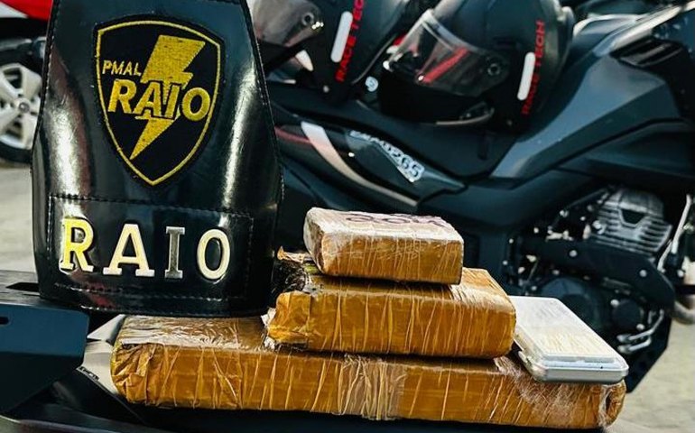 Polícia Militar apreende duas armas, um simulacro e drogas