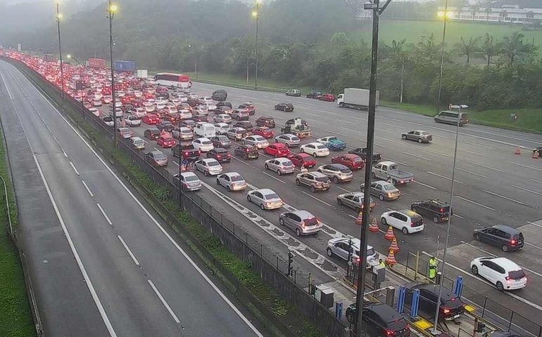 Motoristas enfrentam congestionamento nas estradas que ligam SP ao litoral