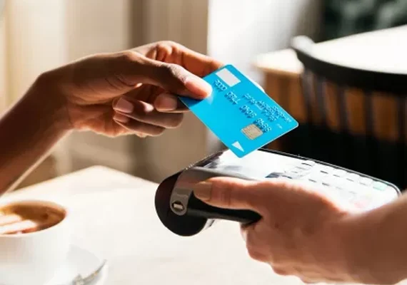 Golpista rouba conta bancária só de estar ao lado da vítima; saiba evitar