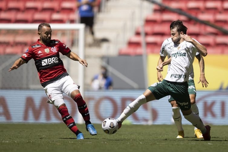 Flamengo e Palmeiras ficaram no empate em 2 a 2 no tempo normal de jogo.