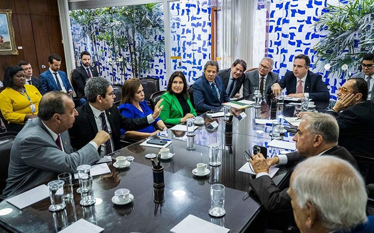 Fundeb e Fundo Constitucional do DF não entrarão no arcabouço, diz Omar