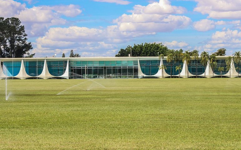 Lula discute corte de gastos com ministérios do Trabalho e Previdência