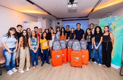 Prefeito Rodrigo Cunha entrega kits aos estudantes que embarcam para intercâmbio nesta sexta