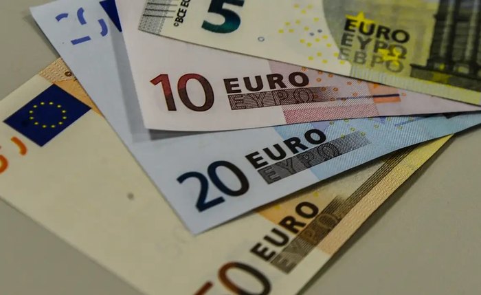 O índice de confiança do consumidor na zona do euro subiu para -12,5