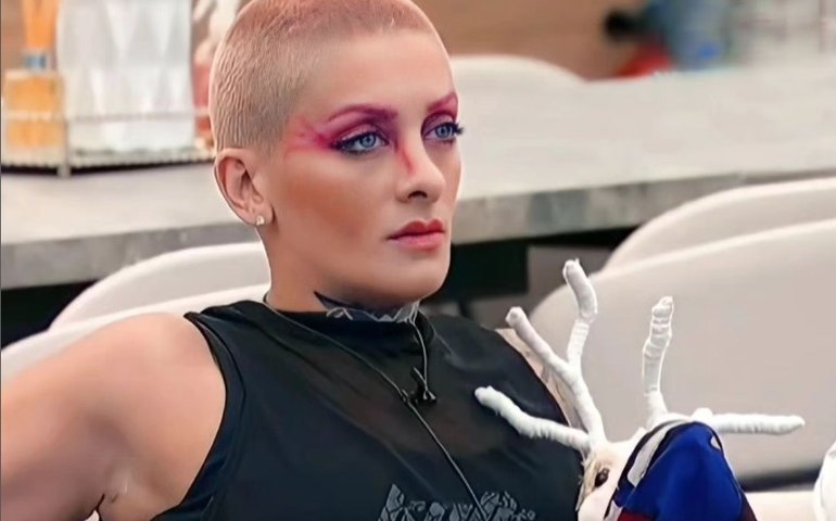 Participante do BBB da Argentina corre para atender ao 'Big Fone' sem calcinha e é surpreendida