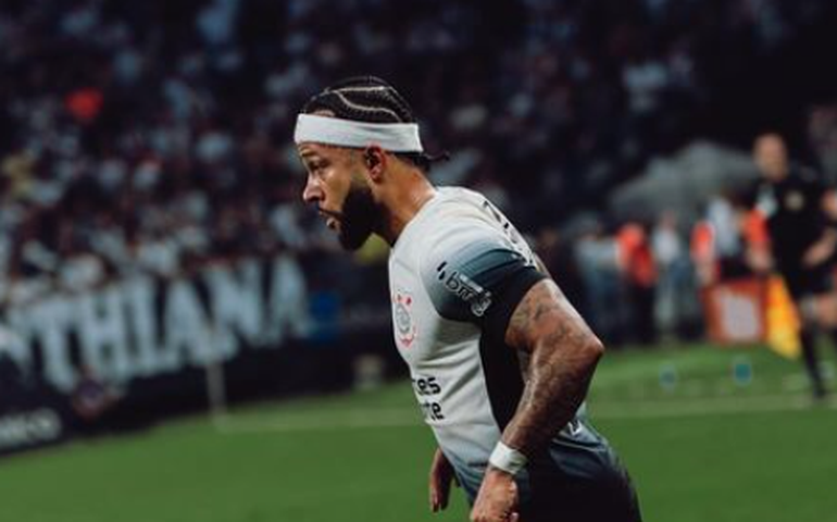Depay reclama de dores no tornozelo após sua estreia no Corinthians, mas exames descartam lesão